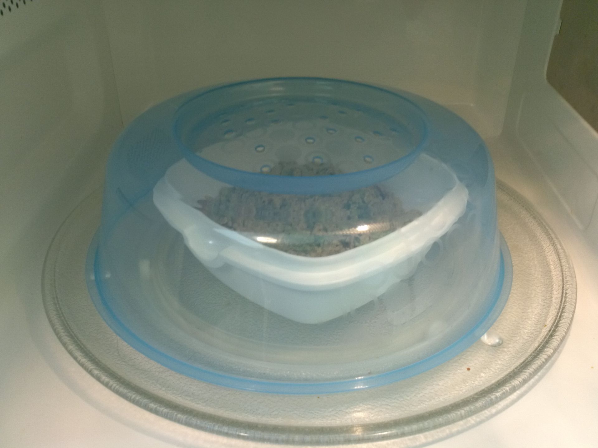 How to Cover Food in the Microwave 