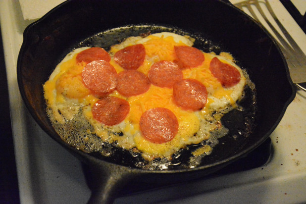 Apply pizza toppings to keto breakfast pizza