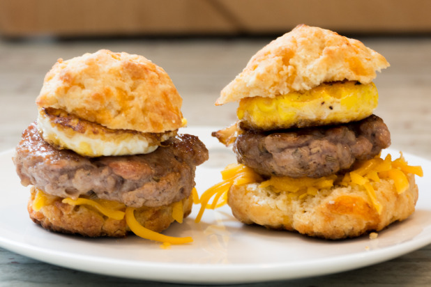 Cheddar Carbquik Biscuit ontbijt Sandwich 