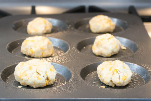 biscoitos de Cheddar Carbquik em panela superior de Muffin