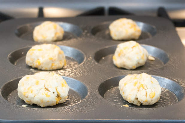 cheddar Carbquik sušenky v Muffin horní pánvi